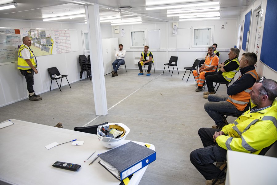 Image of a team talk taking place with suppliers on a Morgan Sindall Construction site